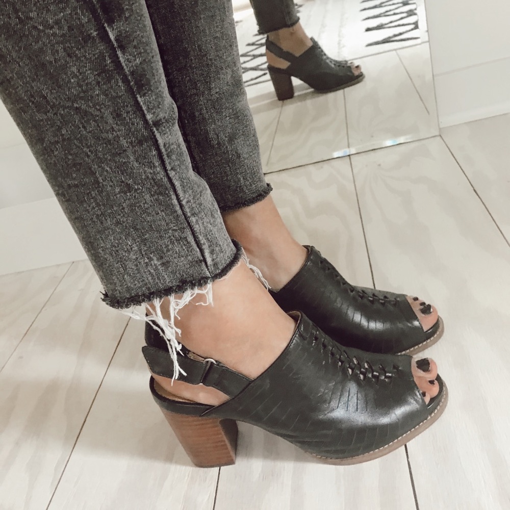 ❌ ❌ SOLD❌ ❌ Clarks black slingback heel